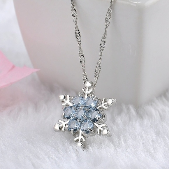 Jewelry - 💎HP💎Crystal Snowflake Silver Pendants Necklace